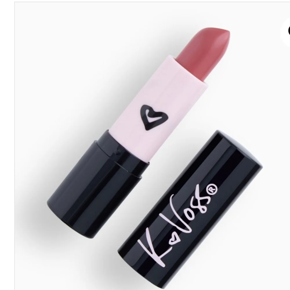 K Voss give lips